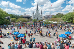 Festivalbesucher am Jackson Square vor der St. Louis Cathedral in New Orleans