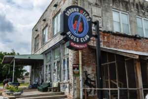 Fassade des Ground Zero Blues Club mit Gitarrenschild in Clarksdale