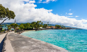 Ufermauer und türkisfarbenes Meer an der Küste von Kailua-Kona auf Big Island