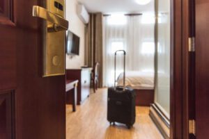 Reisekoffer in einem Hotelzimmer.