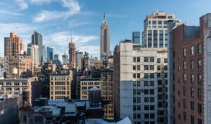 Blick über die Dächer Manhattans auf das Empire State Building im Winter