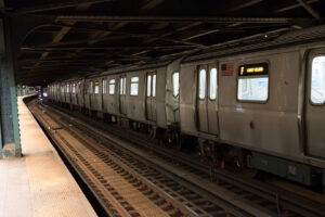 Zug der New Yorker Subway am Bahnsteig mit Fahrtziel Coney Island