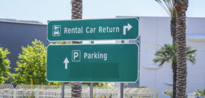 Wegweiser zur Mietwagenrückgabe und zum Parken in San Diego