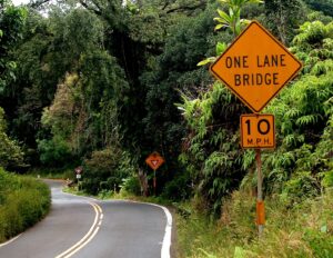 Kurvige Road to Hāna auf Maui mit dem Hinweisschild „One Lane Bridge“