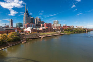 Skyline von Nashville mit Uferpromenade am Cumberland River