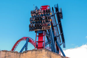 Fahrgäste in der Achterbahn SheiKra vor der steilen Abfahrt in Busch Gardens Tampa Bay