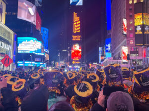 Besucher warten am Times Square am 31. Dezember 2022 auf den Ball Drop