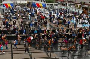 Reisende warten vor der TSA-Sicherheitskontrolle am Flughafen Denver