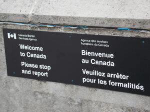 Hinweisschild der kanadischen Grenzbehörde an der Grenze bei Niagara Falls